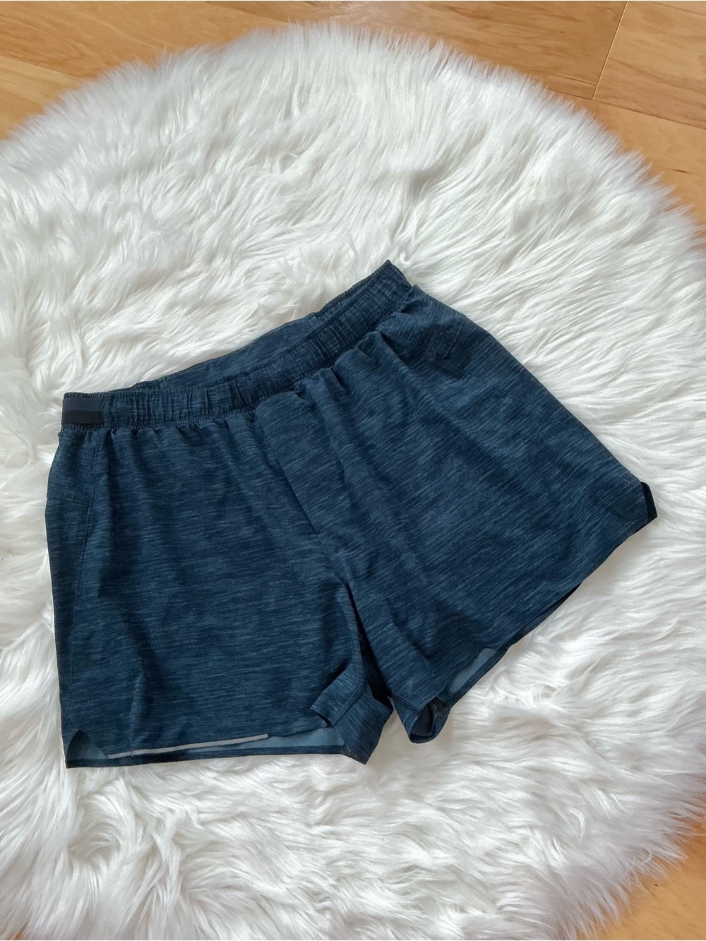 Lululemon Men’s Surge Reflective running shorts 4” Size Large